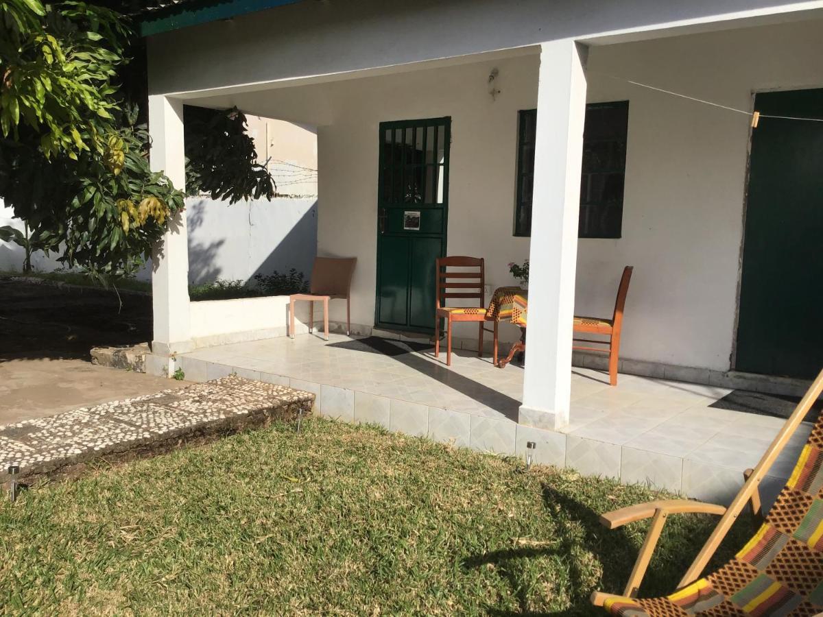 Anns Guesthouse Bakaugambia エクステリア 写真