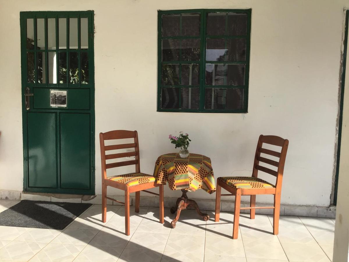 Anns Guesthouse Bakaugambia エクステリア 写真
