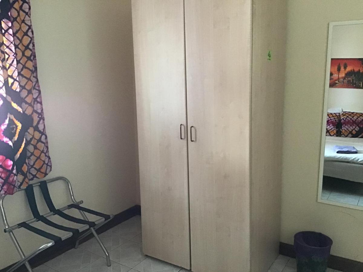 Anns Guesthouse Bakaugambia エクステリア 写真