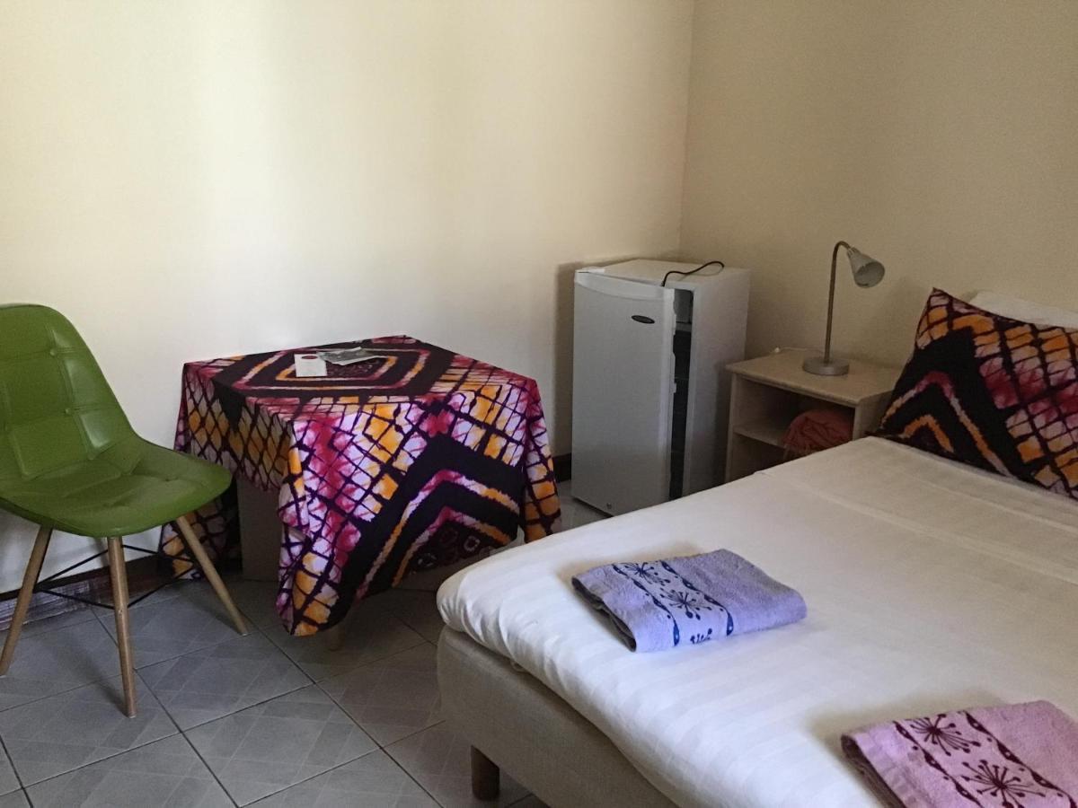 Anns Guesthouse Bakaugambia エクステリア 写真