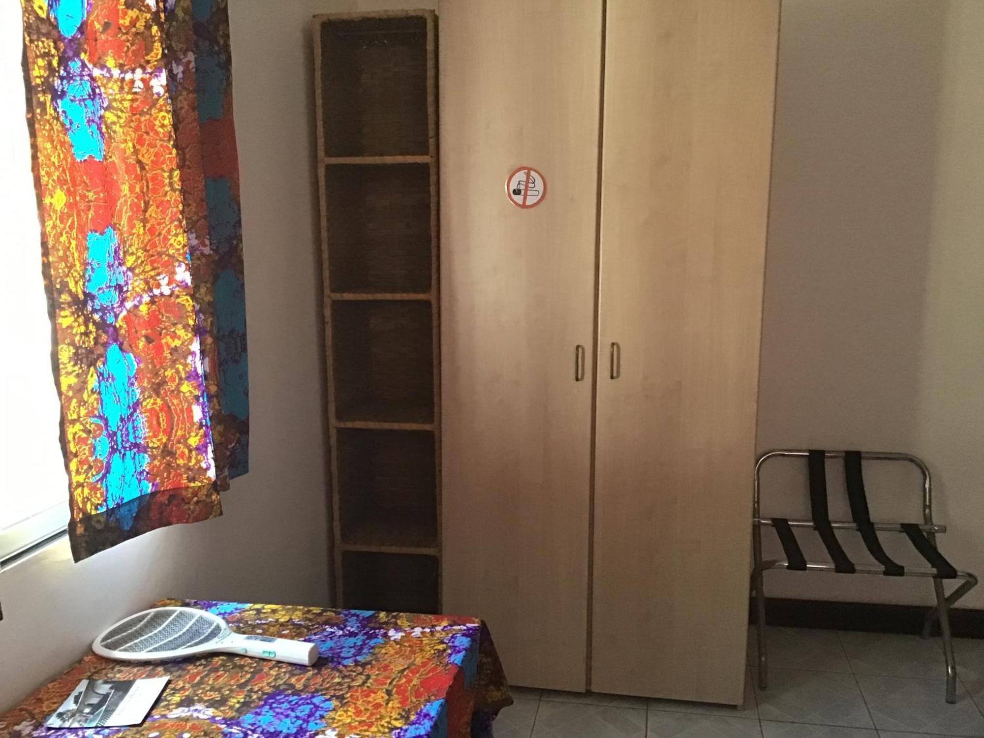 Anns Guesthouse Bakaugambia エクステリア 写真