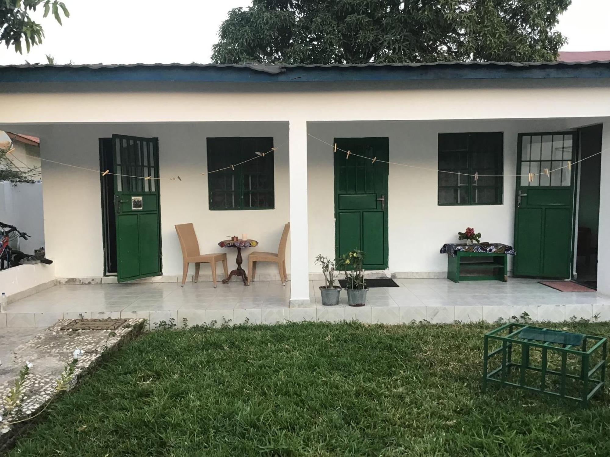Anns Guesthouse Bakaugambia エクステリア 写真