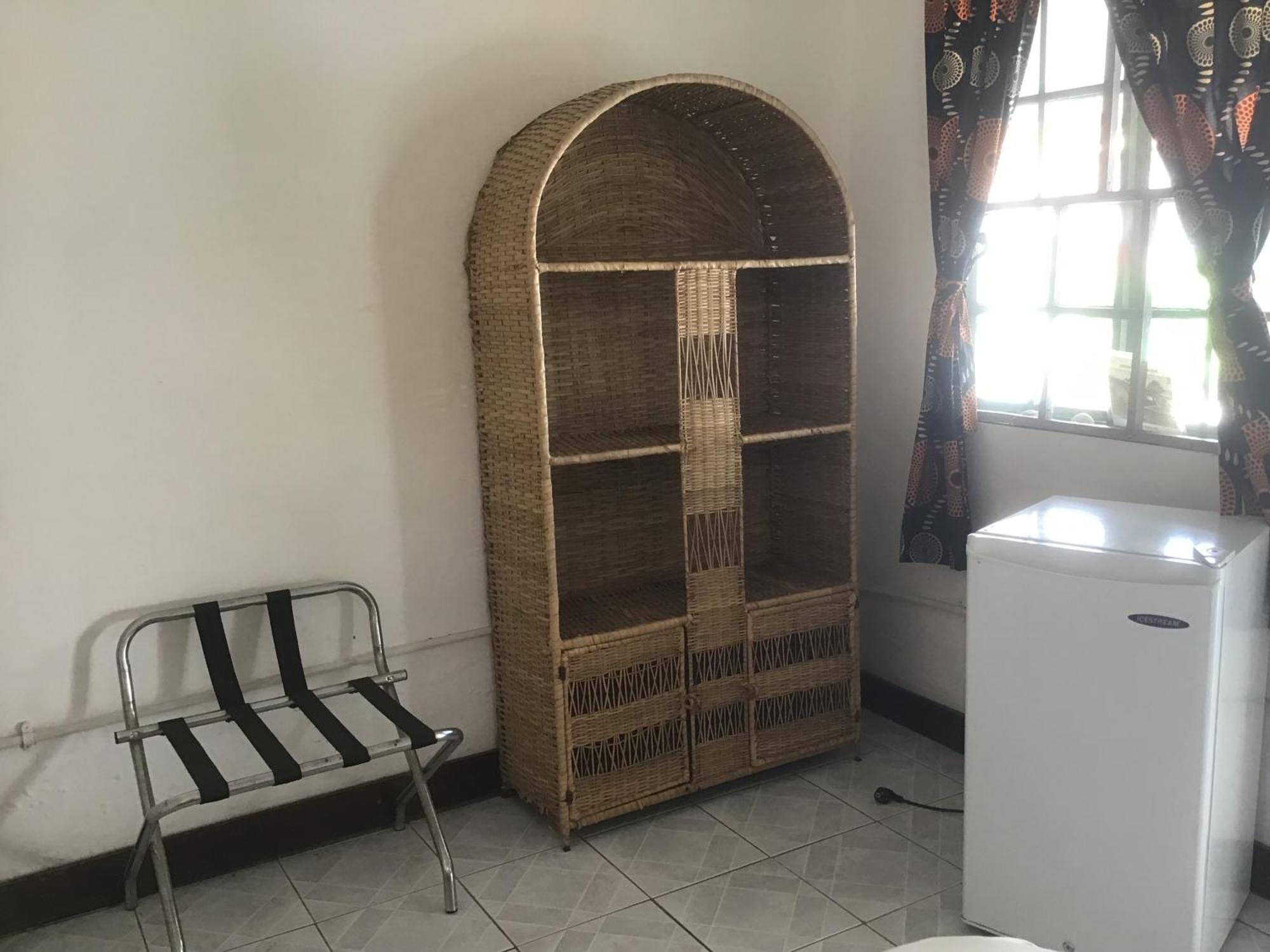 Anns Guesthouse Bakaugambia エクステリア 写真