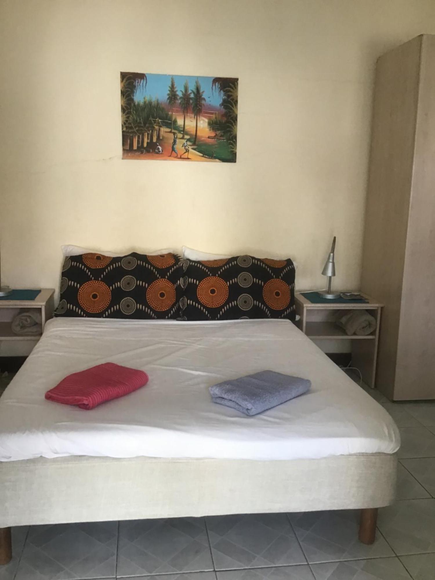 Anns Guesthouse Bakaugambia エクステリア 写真