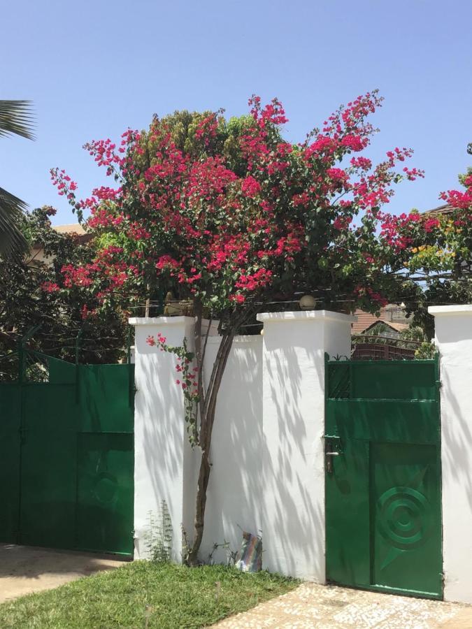 Anns Guesthouse Bakaugambia エクステリア 写真