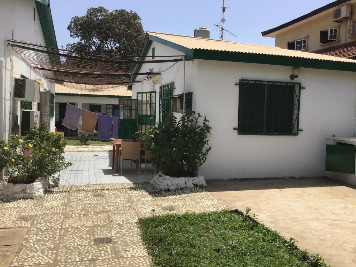 Anns Guesthouse Bakaugambia エクステリア 写真