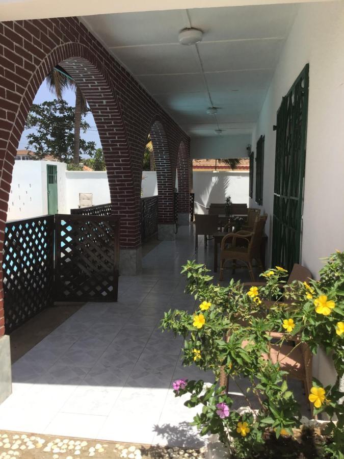 Anns Guesthouse Bakaugambia エクステリア 写真