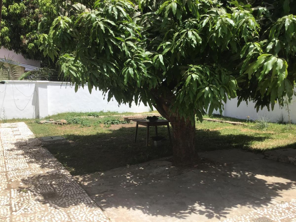 Anns Guesthouse Bakaugambia エクステリア 写真
