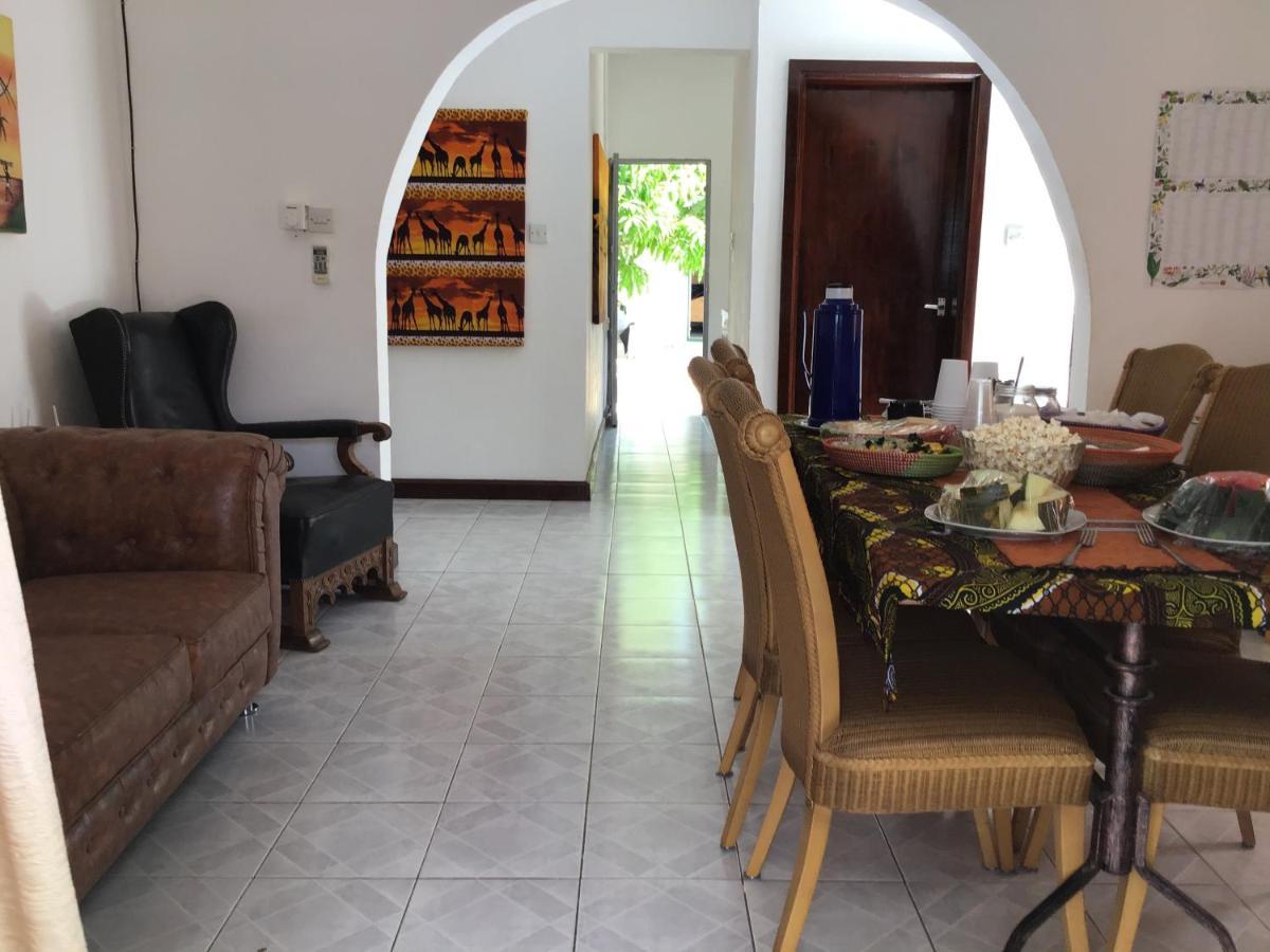 Anns Guesthouse Bakaugambia エクステリア 写真